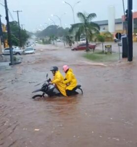 Temporal de 100 mm em 40 minutos desaloja sete famílias e leva Caarapó a acionar comitê de crise