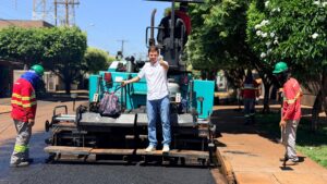 Prefeito Lucas Foroni acompanha os serviços de mais de R$ 3 milhões em recapeamento em Rio Brilhante