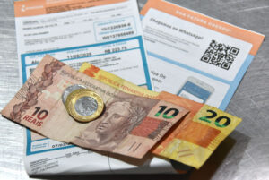 Aumento na conta de luz em MS é adiado novamenteAneel aprova reajuste médio de 12,11% para 74 municípios de Mato Grosso do Sul, mas diretor da Aneel pediu destaque e adiou votação.