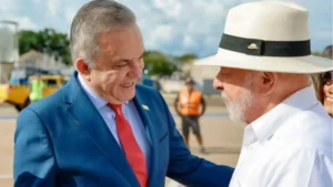 “Derrotamos o pai, o filho vai ser fácil”, diz Vander sobre fala de Flávio BolsonaroFlávio Bolsonaro disse que Lula é “mercadoria vencida” após pesquisas.