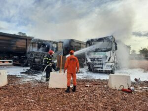 Incêndio de grandes proporções destrói três carretas em pátio de posto na BR-163