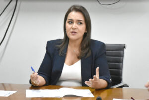 Quem entra na vida pública precisa aceitar críticas, decide Justiça ao negar censura de vídeos contra Prefita Adriane de Campo Grande.