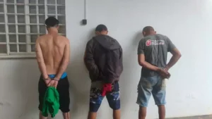 Cinco são presos por roubar e estuprar mulher que vivia sozinhaVítima foi espancada com barra de ferro e reconheceu todos os suspeitos em Dourados.