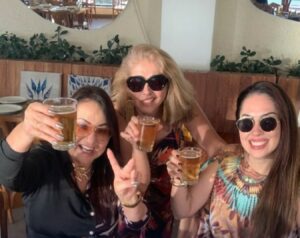 Mãe que viu filho Henry morrer e não fez nada, reaparece em festa com cerveja após deixar a prisão, um mês depois de receber perdão judicial.