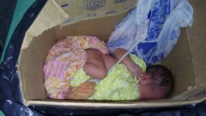 Bebê é achado dentro de lixeira em banheiro feminino de hospital.