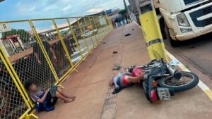 (vídeo) Adolescentes com moto furtada batem em poste ao tentar fugir da polícia em Naviraí.