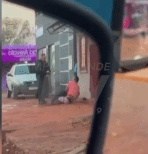 VIDEO: Suspeito de violência doméstica tenta tomar arma de PM e acaba baleado.