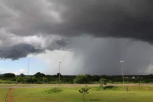 TEMPESTADES VOLTAM A AMEAÇAR MS: RIO BRILHANTE E SUL DO ESTADO EM ALERTA