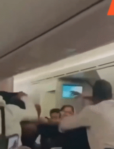 BRIGA DENTRO DE AVIÃO ASSUSTA PASSAGEIROS E VÍDEO VIRALIZA